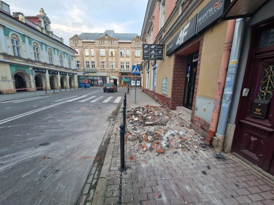 Gzyms jednej z kamienic na ul. Kościuszki w Sanoku runął na chodnik i jezdnię - Zdjęcie główne