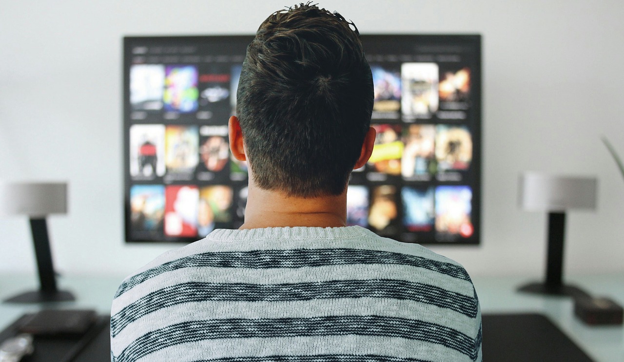 8 na 10 internautów łączy oglądanie TV z przeglądaniem smartphona. Zjawisko to wykorzystują reklamodawcy - Zdjęcie główne