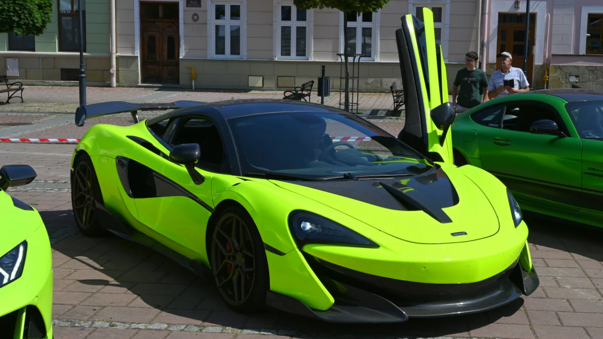 Motoryzacyjne emocje i szczytny cel. Fundacja Fun&Drive odwiedziła Sanok - Zdjęcie główne