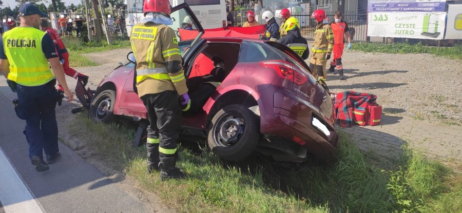 Zjechał z jezdni i uderzył w betonowy przepust. 3 osoby w szpitalu, w tym 7-miesięczne dziecko [ZDJĘCIA] - Zdjęcie główne