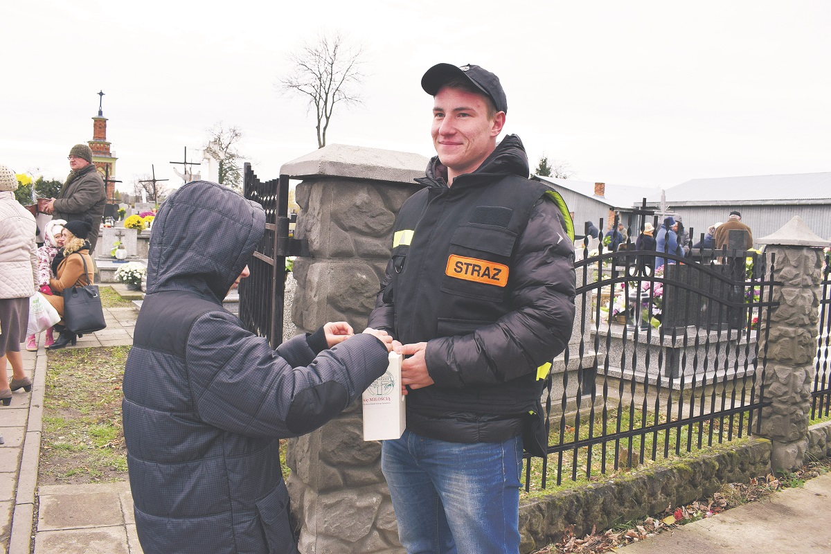 Stowarzyszenia i organizacje kwestowały na cmentarzach. Padły rekordy - Zdjęcie główne