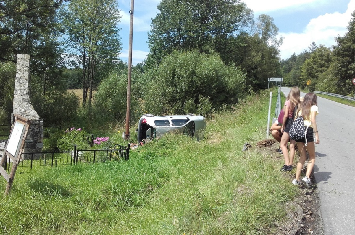 Funkcjonariusz Straży Granicznej z Wojtkowej pomógł nastolatkom, którzy ucierpieli w wypadku drogowym - Zdjęcie główne