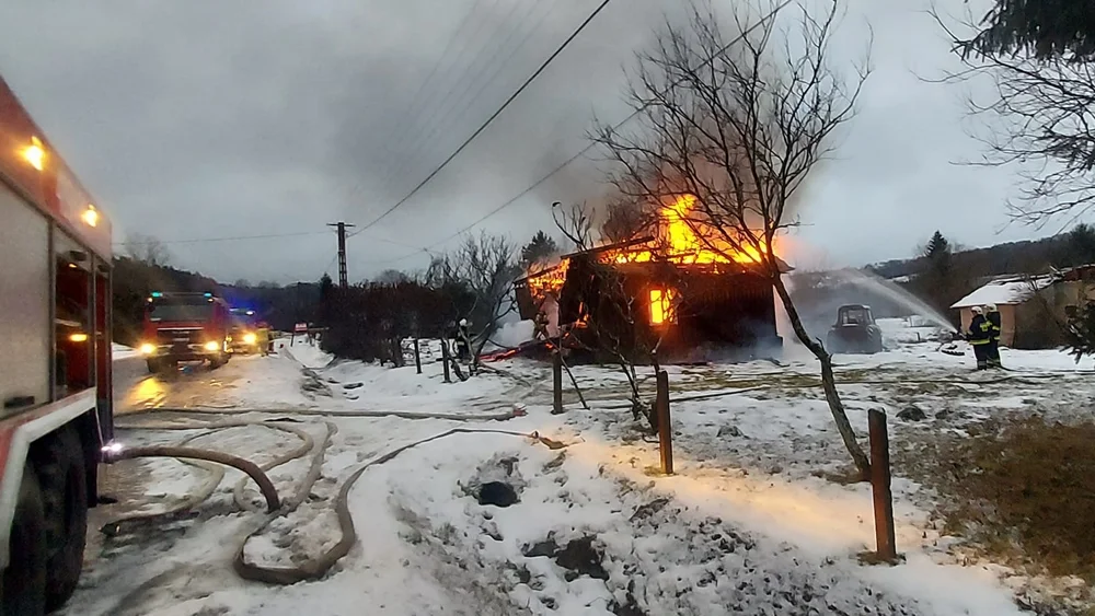 Tragiczny pożar w Wojtkowej. Dom strażaka miejscowej jednostki OSP spłonął doszczętnie [ZDJĘCIA] - Zdjęcie główne
