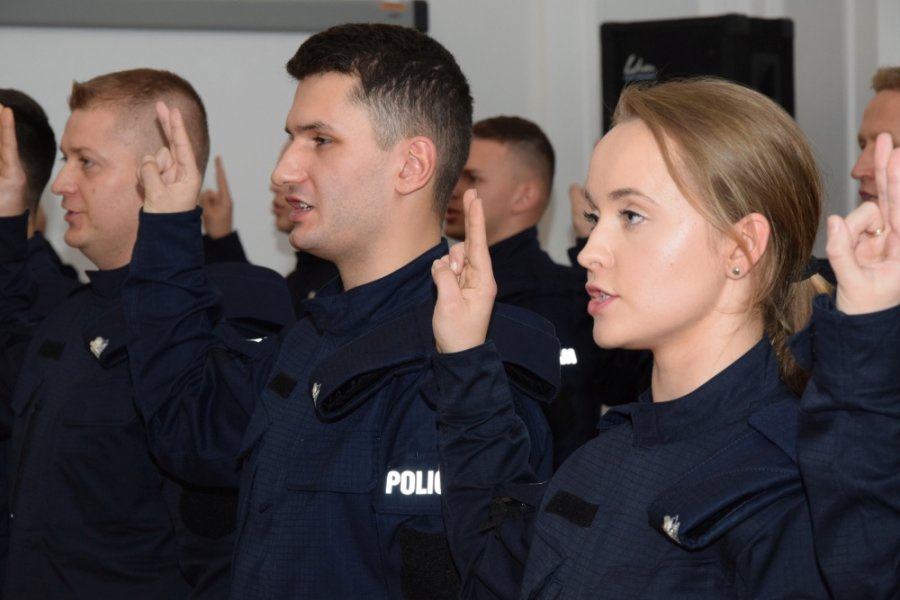 "Służyć wiernie narodowi" - nowi policjanci złożyli ślubowanie - Zdjęcie główne
