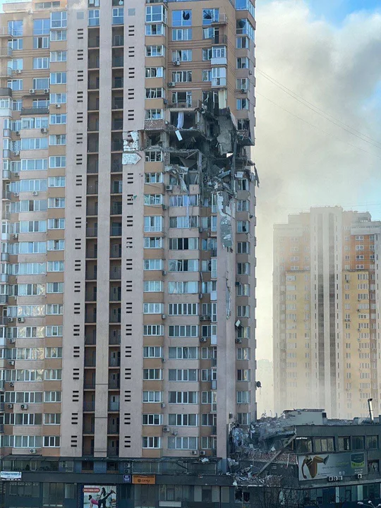Wojna na Ukrainie. Rosjanie zbombardowali wieżowiec mieszkalny w Kijowie, stolica cały czas się broni [ZDJĘCIA] - Zdjęcie główne