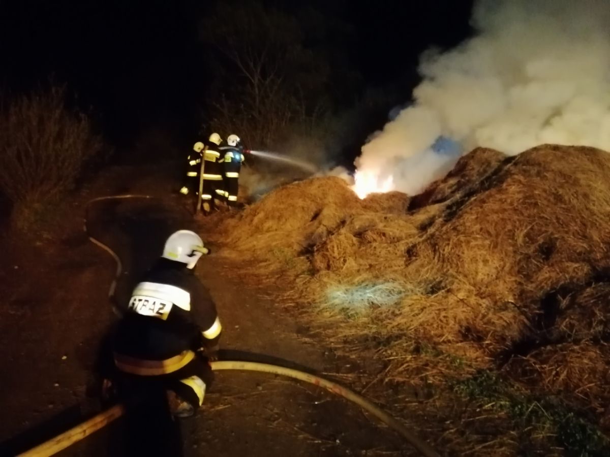 CZASZYN/MOROCHÓW: Pożar siana przy drodze gminnej [FOTO+VIDEO] - Zdjęcie główne