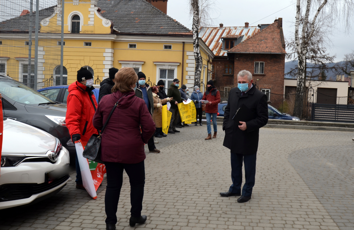 pikieta mieszkańców wsi przed sesją Rady Miasta Sanoka
