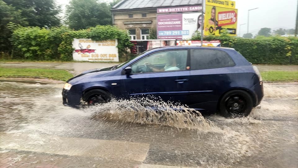 Ulewny deszcz w Sanoku. Strumienie płynęły ulicami miasta [ZDJĘCIA+WIDEO] - Zdjęcie główne