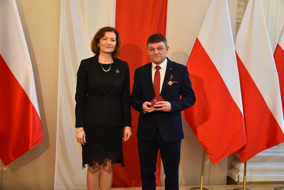 Starosta sanocki Stanisław Chęć otrzymał z rąk wojewody podkarpackiego Ewy Leniart Brązowy Krzyż Zasługi - Zdjęcie główne