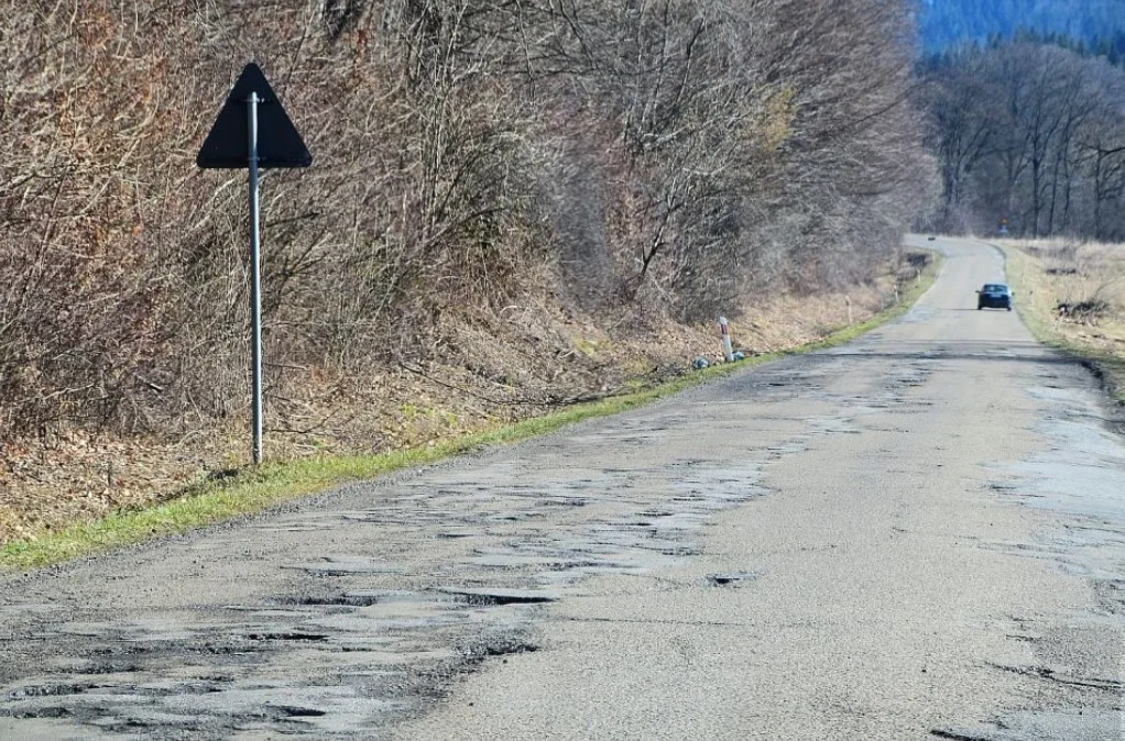 Droga w Załużu w końcu doczeka się przebudowy. Prace ruszą już w kwietniu - Zdjęcie główne