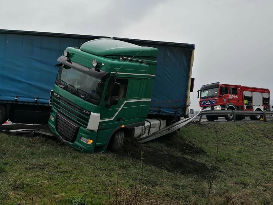 ZAGÓRZ: Ciężarówka wpadła do rowu [ZDJĘCIA] - Zdjęcie główne