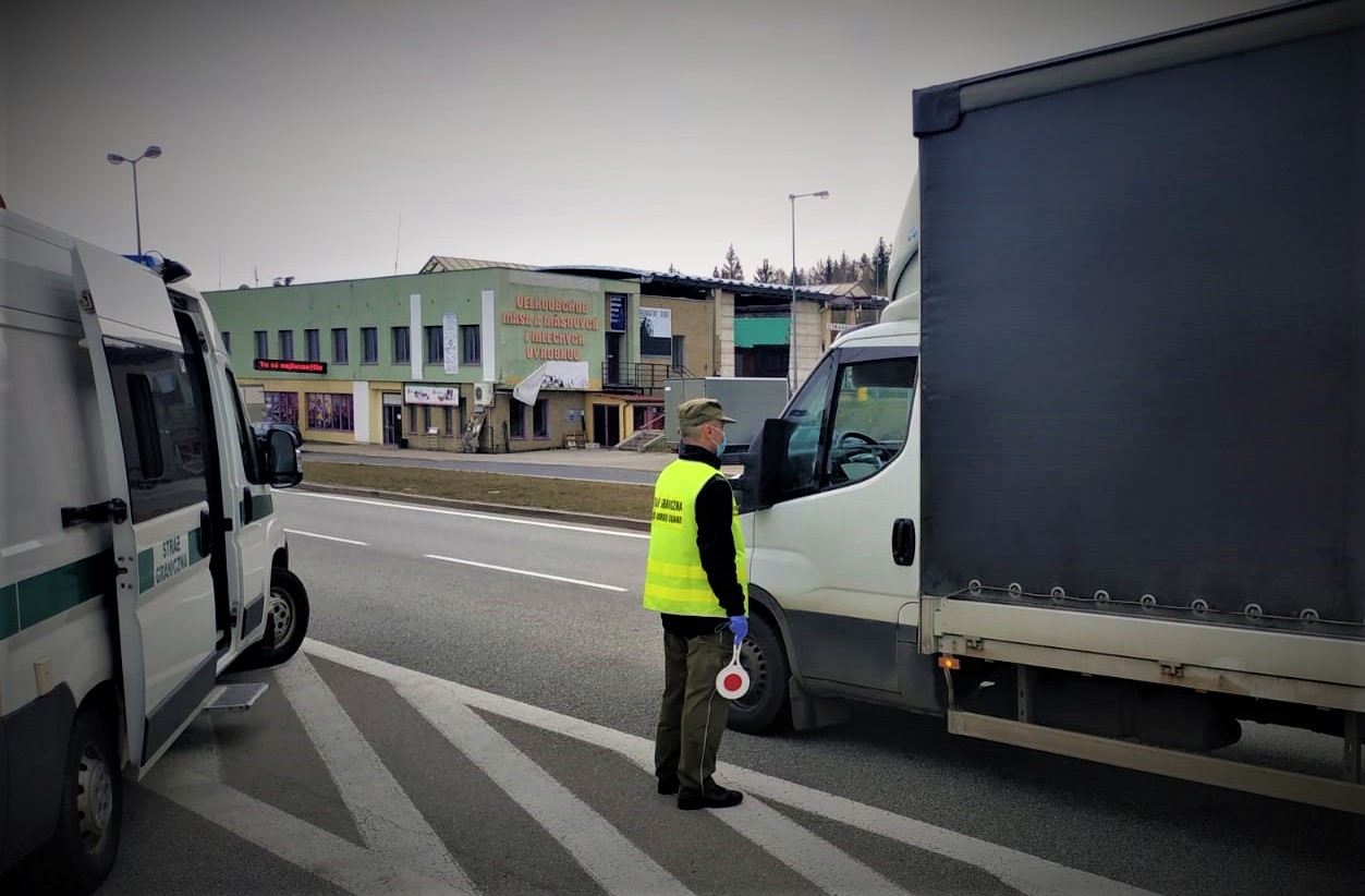 GRANICA. Dwóch Afgańczyków zatrzymanych w naczepie tira - Zdjęcie główne