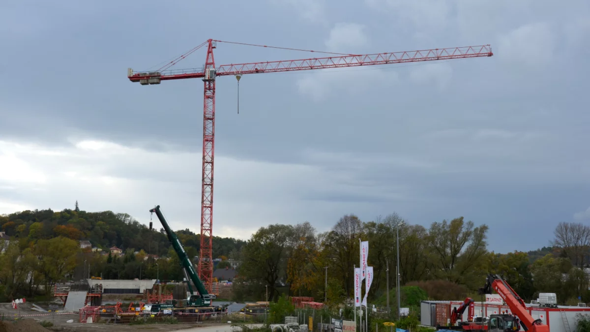 Potężny dźwig będzie stawiał pylon pod most na rzece San w Sanoku [ZDJĘCIA] - Zdjęcie główne