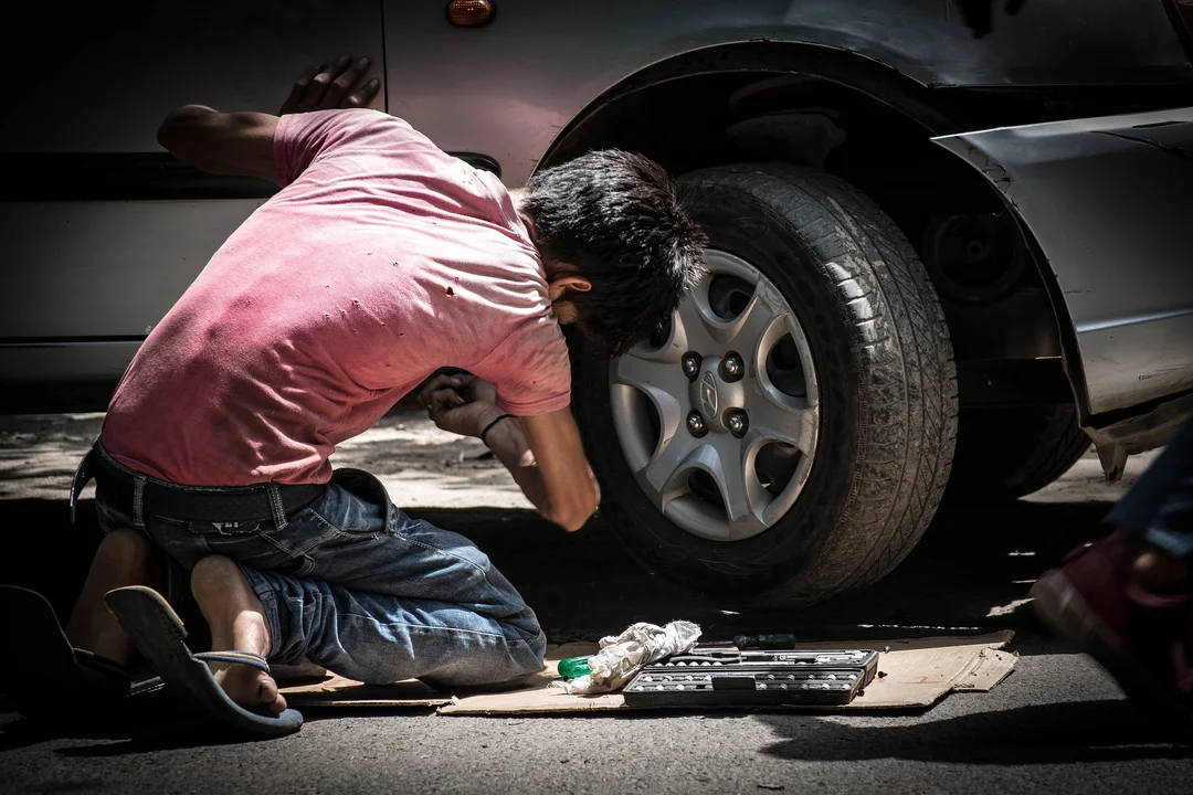 MIEJSCE 4 : Auto Expert - Adres: Zabłotce 85, 38-500 Sanok Telefon: 660 566 953 Opinie: Daniel:  Na tych mechanikach jeszcze się nie zawiodłem. Doradza i w mojej ocenie uczciwi. Mohom:  W warsztacie zmieniałem, sprzęgło, maglownice, łącznik elastyczny na wydechu, olej przekładniowy drążki z końcówkami, poduszka na skrzyni, płyn hamulcowy  Bardzo szybko ogarnęli temat, auto z powrotem miałem po dwóch i pół dniach cena za całą usługę uważam że adekwatna za robotę