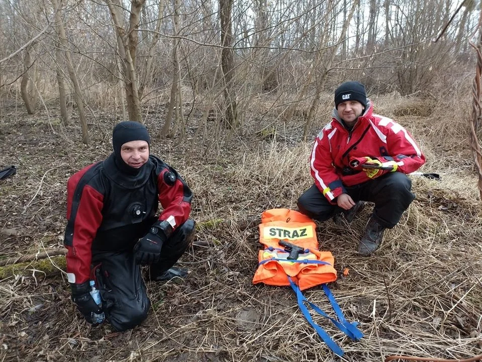 Strażacy odnaleźli broń wykorzystaną podczas napadu na sklep w Galerii VIVO [ZDJĘCIA] - Zdjęcie główne