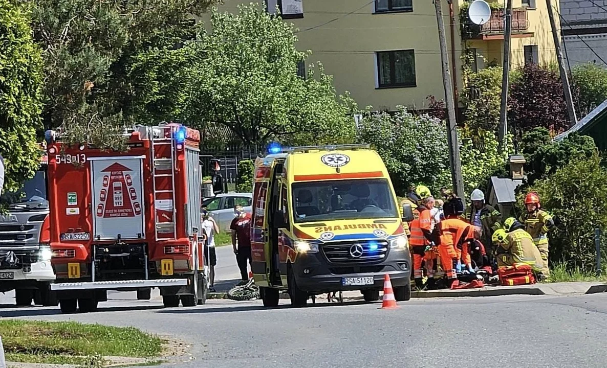 Wypadek motocyklisty w Bukowsku. Poszkodowany z obrażeniami głowy, bioder i uda przetransportowany przez LPR do szpitala - Zdjęcie główne