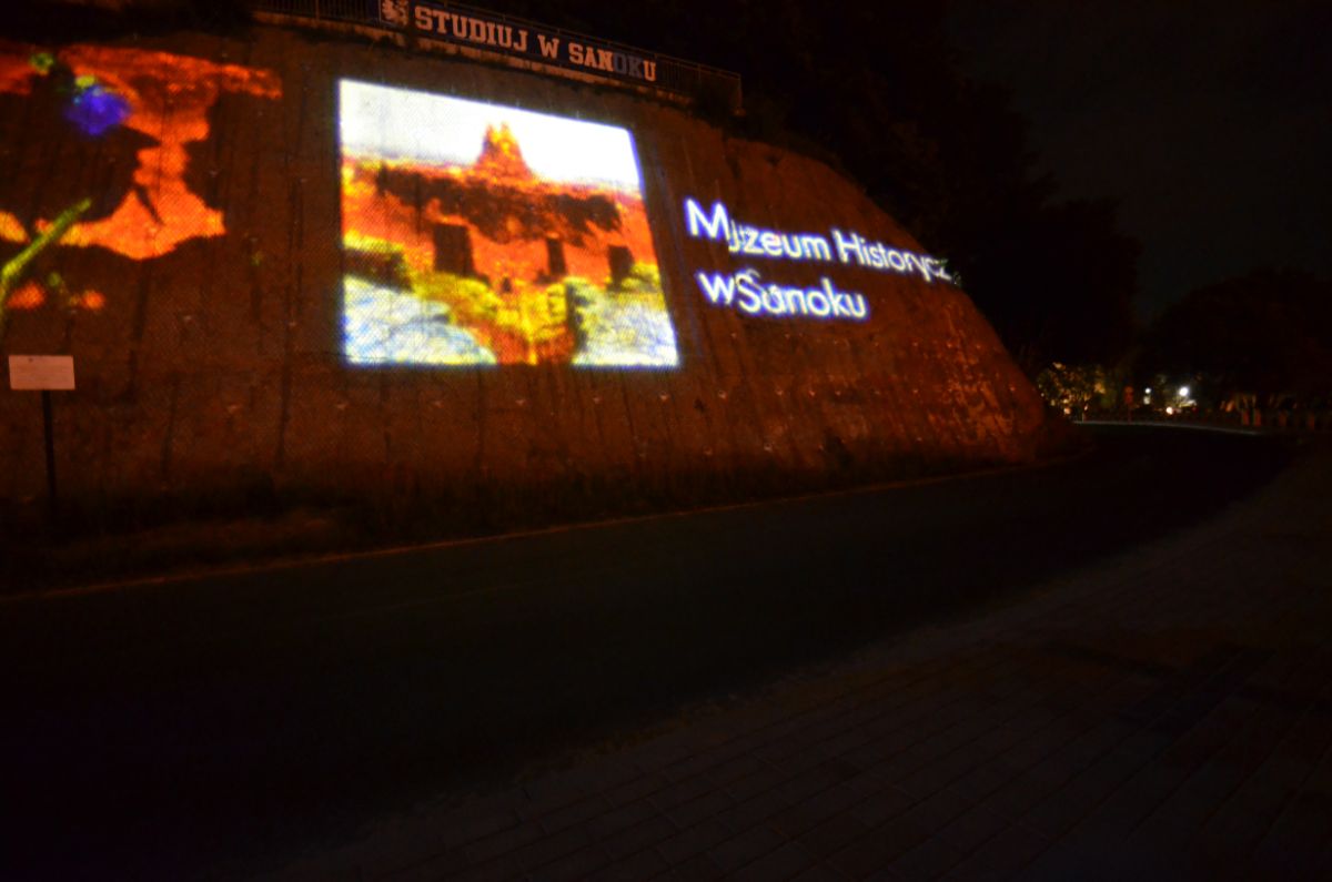 Slajdy promujące Sanok wyświetlane na skarpie nad Sanem [FOTO+VIDEO] - Zdjęcie główne