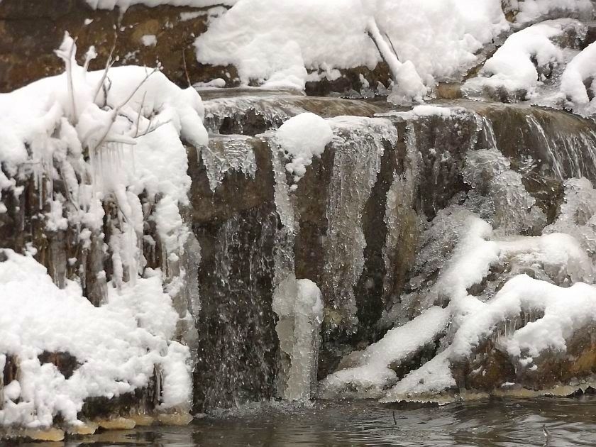 Zimowy wodospad w Uhercach Mineralnych [FOTO] - Zdjęcie główne