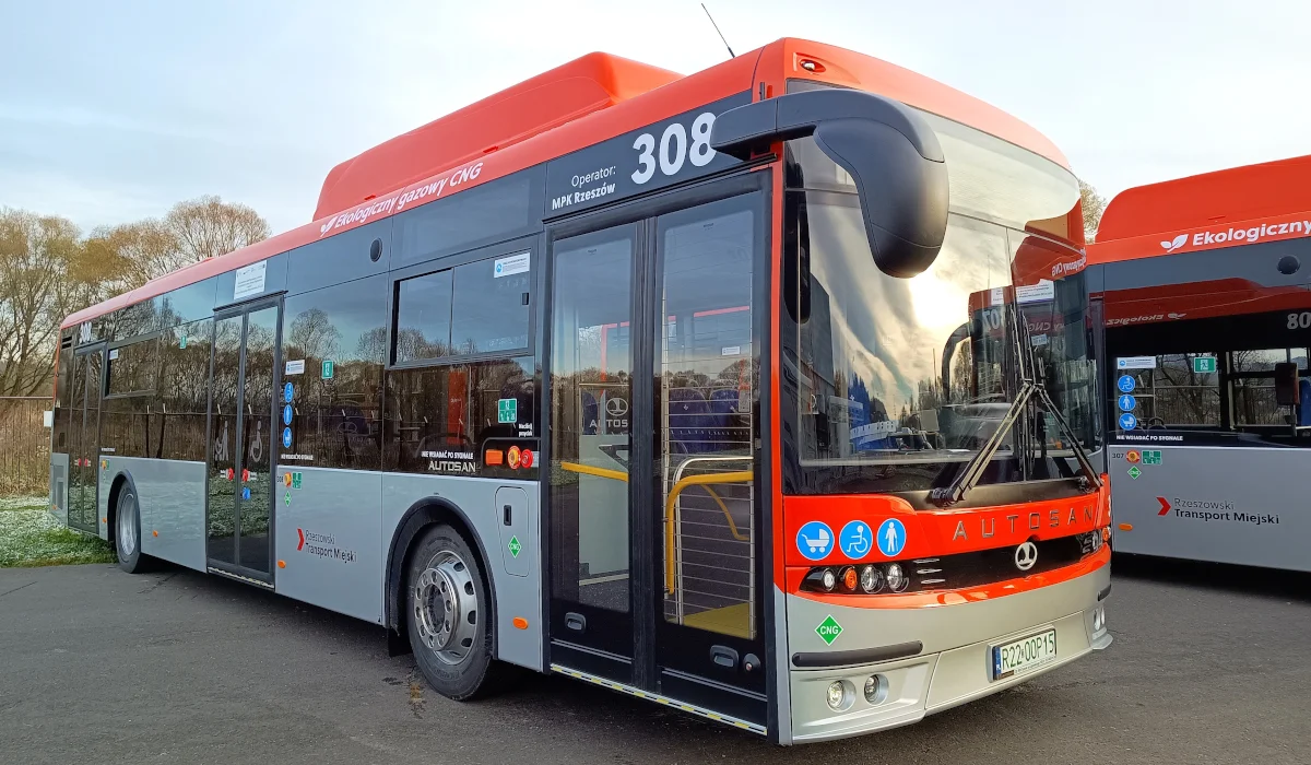 Setny Autosan w rzeszowskiej komunikacji miejskiej - Zdjęcie główne