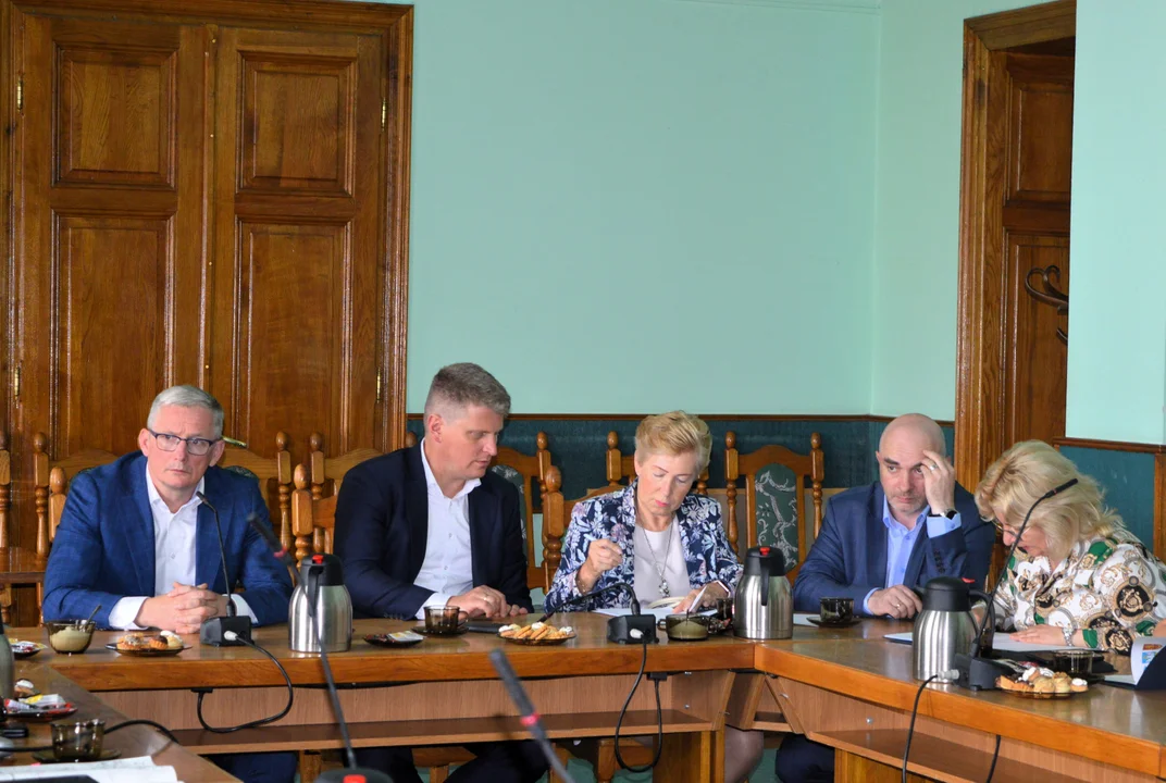 Spotkanie władz powiatu sanockiego z dyrektorami szpitali w Sanoku, Lesku i Ustrzykach - Zdjęcie główne