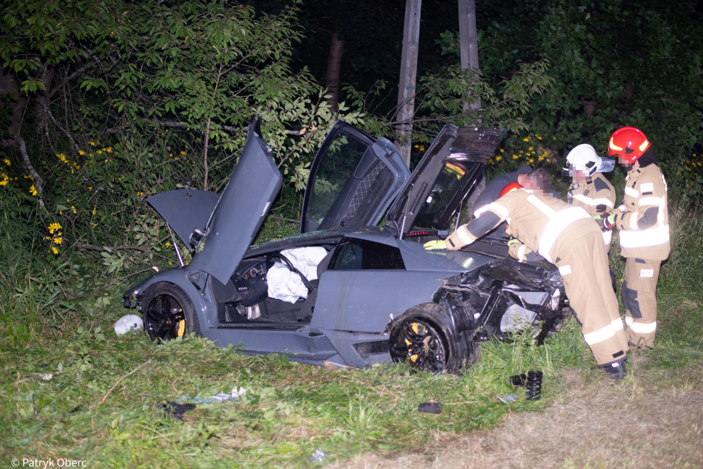 Kierujący lamborghini nie zapanował nad pojazdem na łuku drogi i dachował [ZDJĘCIA+WIDEO] - Zdjęcie główne