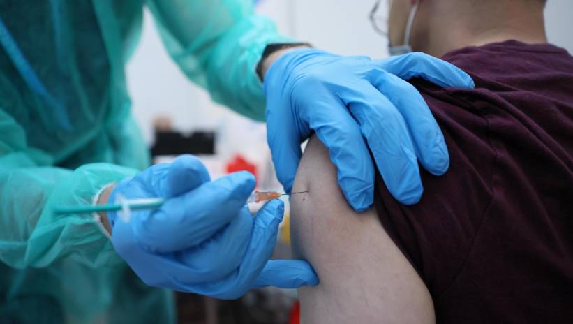 Od dzisiaj nowy schemat szczepień przeciw COVID-19 - Zdjęcie główne