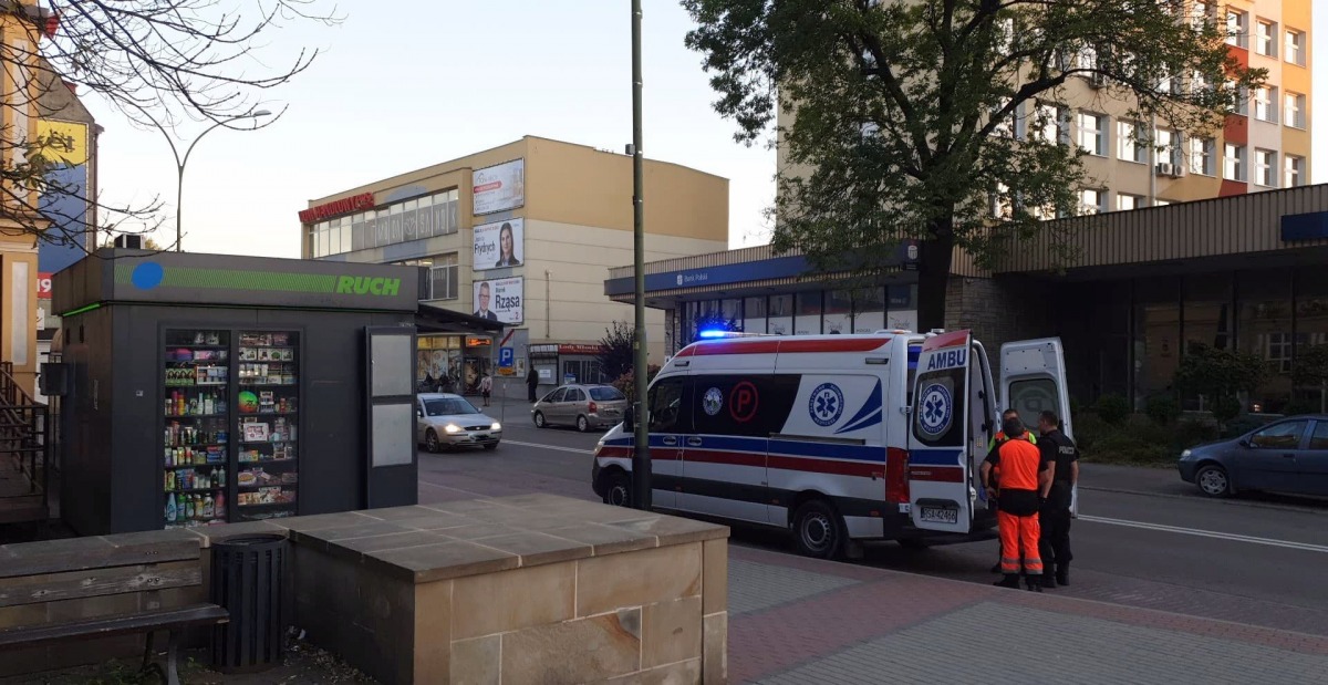 SANOK: Półnaga kobieta w centrum miasta. Dziecko zadzwoniło po pomoc! [FOTO] - Zdjęcie główne