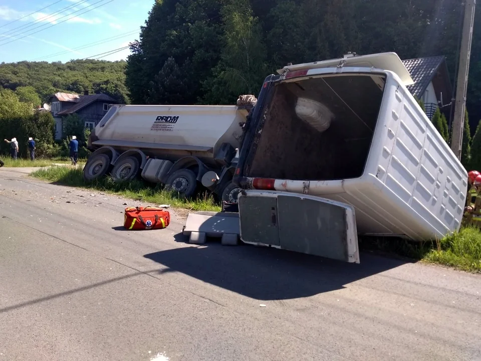 Zderzenie busa z tirem podczas manewru wyprzedzania [ZDJĘCIA] - Zdjęcie główne