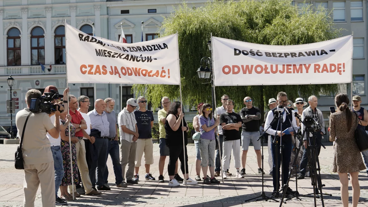 Część mieszkańców Sanoka chce odwołania Rady Miasta. Powstał komitet, odbyła się pikieta - Zdjęcie główne