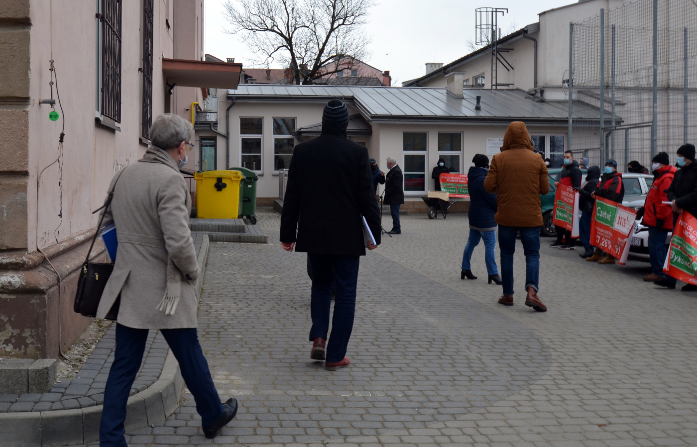 pikieta mieszkańców wsi przed sesją Rady Miasta Sanoka