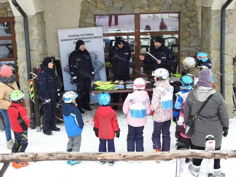 Podkarpaccy policjanci przyłączyli się do obchodów Światowego Dnia Śniegu [ZDJĘCIA] - Zdjęcie główne