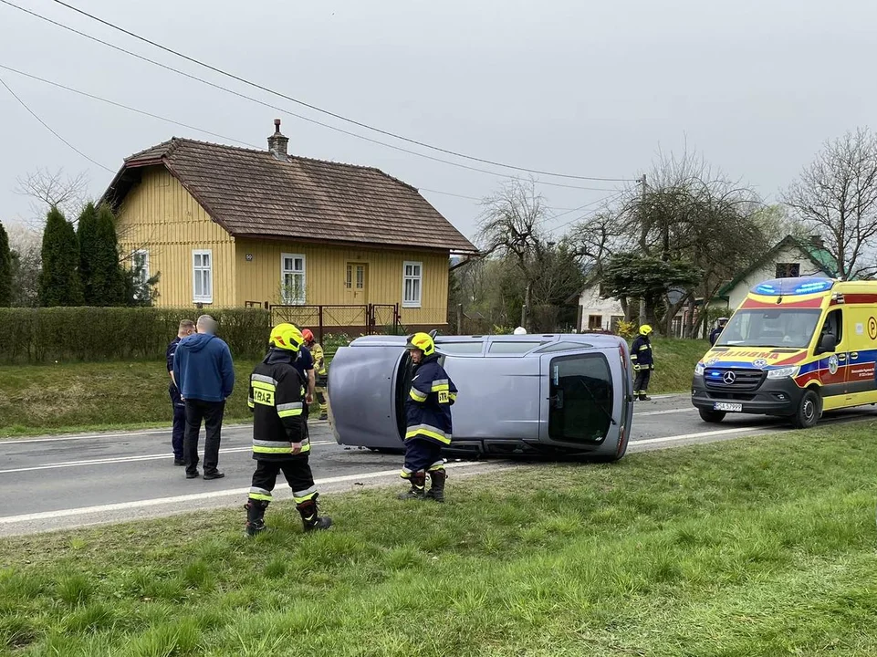 BYKOWCE: Samochód osobowy wypadł z drogi i uderzył w przepust [ZDJĘCIA] - Zdjęcie główne