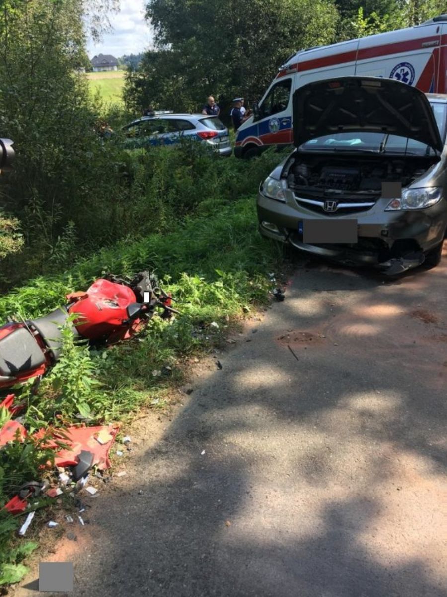 Wesoła: Motocyklista doprowadził do zderzenia z dwoma samochodami [FOTO] - Zdjęcie główne
