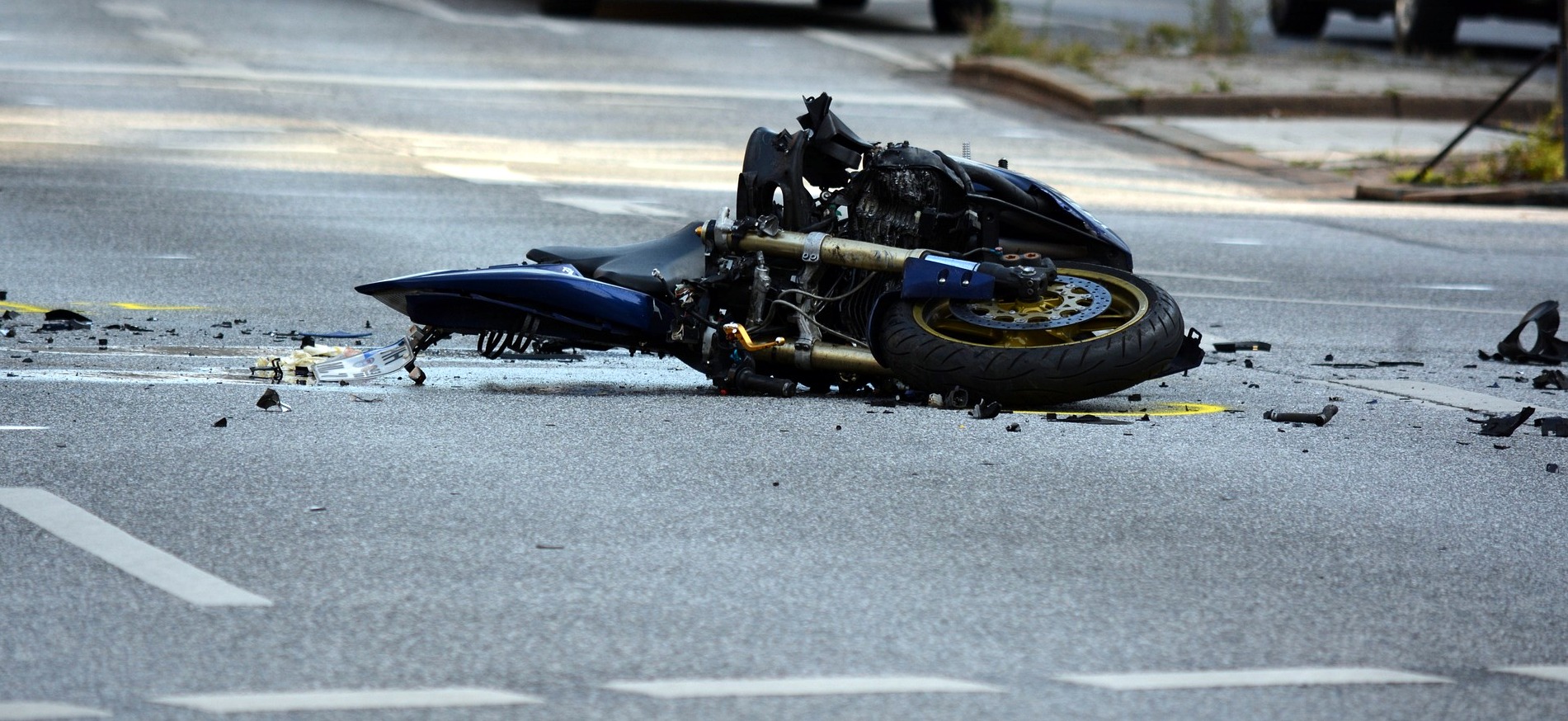 PILNE! Zderzenie motocyklisty z ciężarówką. Droga całkowicie zablokowana! - Zdjęcie główne