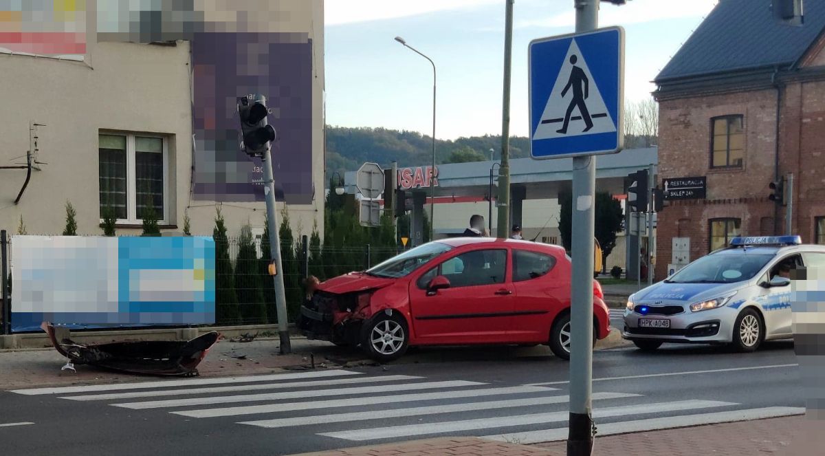 SANOK: 37-latka wyjechała na skrzyżowanie na czerwonym świetle [FOTO] - Zdjęcie główne