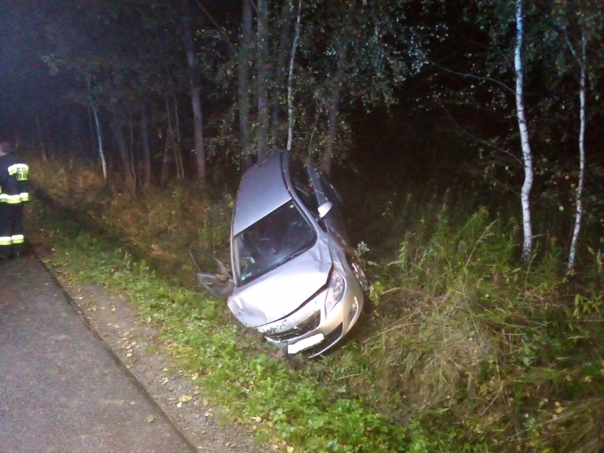 Na łuku drogi stracił panowanie nad pojazdem i wjechał do rowu - Zdjęcie główne