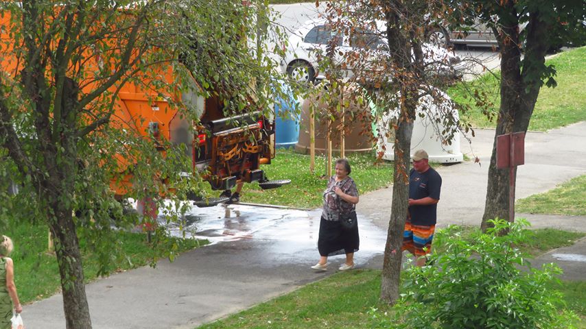 SYGNAŁY CZYTELNIKÓW: Mycie śmietników na chodniku [ZDJĘCIA+VIDEO] - Zdjęcie główne