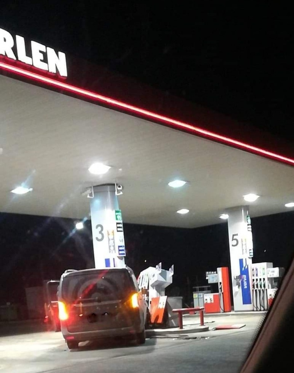 SANOK: Wjechał w dystrybutor paliwa na stacji benzynowej i groził wysadzeniem [ZDJĘCIA]  - Zdjęcie główne