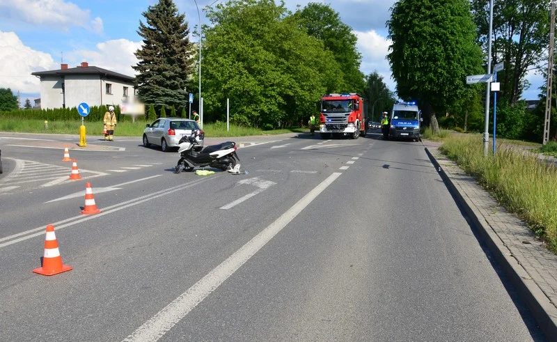 Zderzenie motocykla z samochodem osobowym. 47-letnia kierująca jednośladem z obrażeniami trafiła do szpitala - Zdjęcie główne