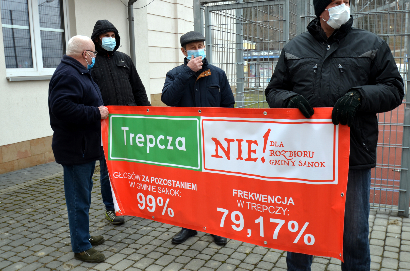 pikieta mieszkańców wsi przed sesją Rady Miasta Sanoka