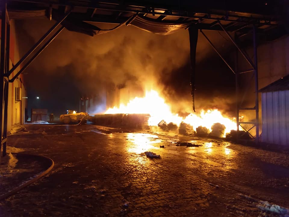 PRZEMYŚL: Spłonęła hala sortowni śmieci  - Zdjęcie główne