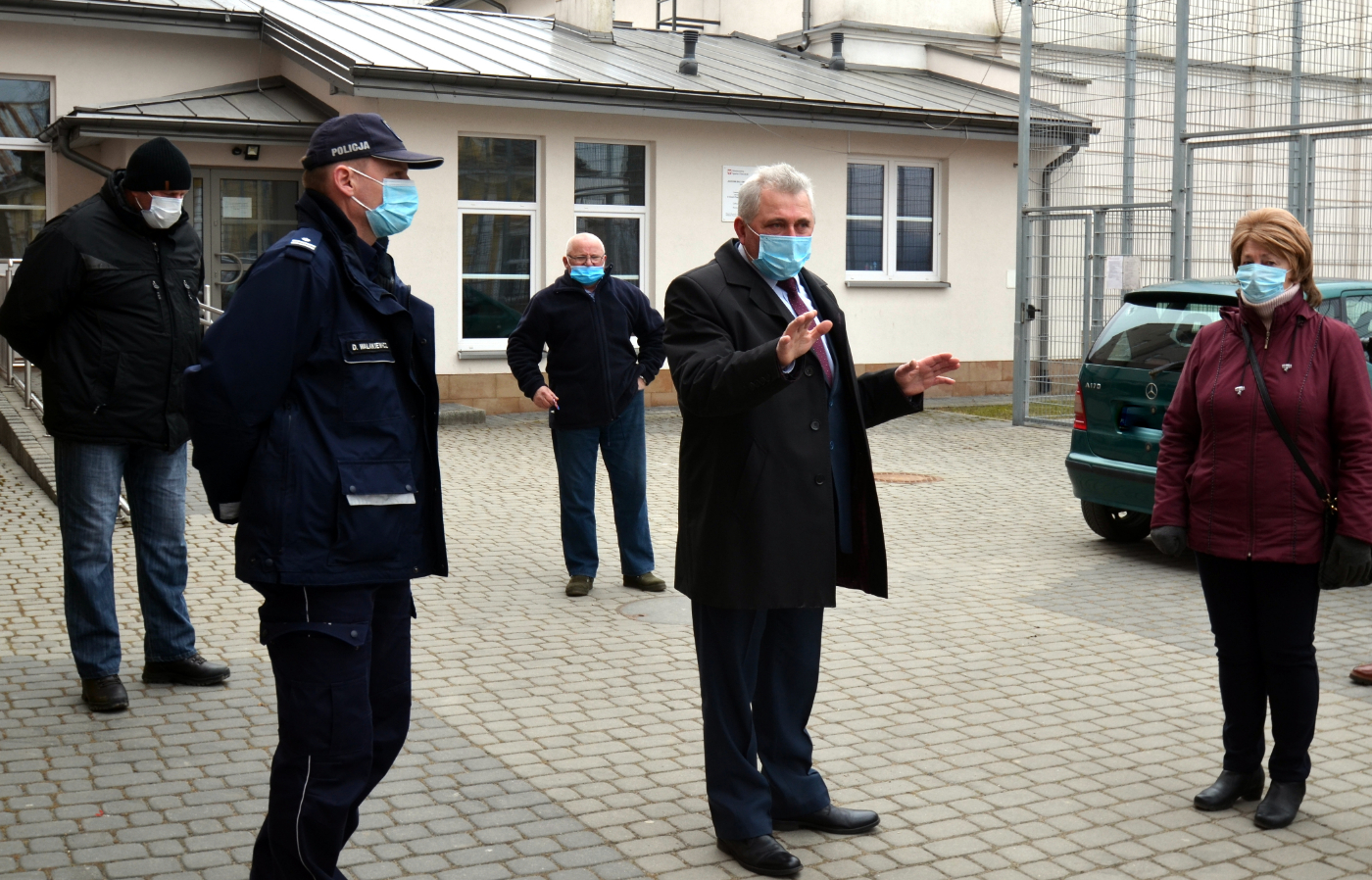 pikieta mieszkańców wsi przed sesją Rady Miasta Sanoka