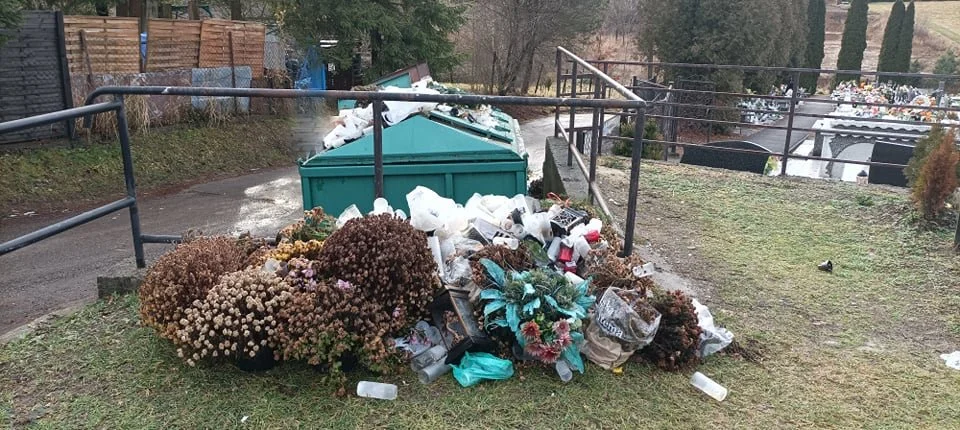 Sterty śmieci na cmentarzu na Posadzie