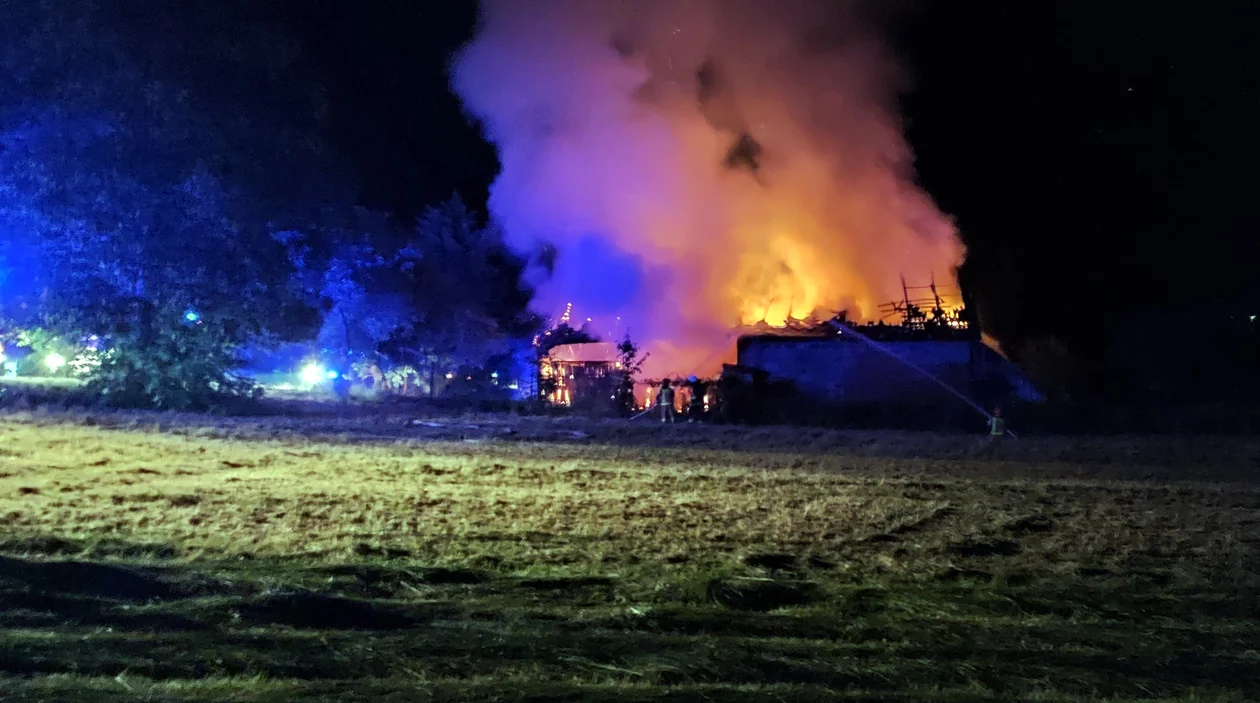Nocny pożar stodoły z sianem w Myczkowcach [ZDJĘCIA+WIDEO] - Zdjęcie główne