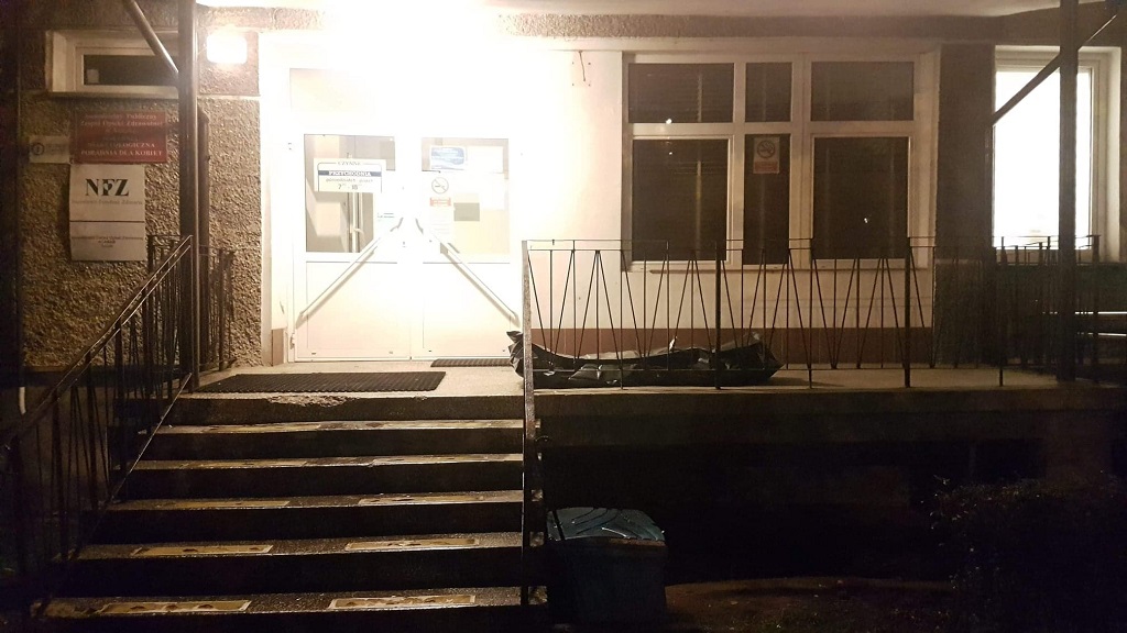 Zwłoki ofiary wypadku przez kilka godzin leżały na terenie przychodni - Zdjęcie główne