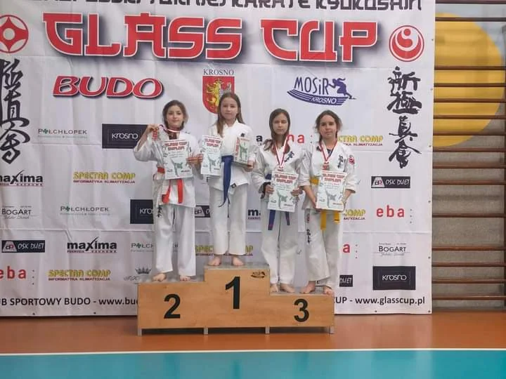 Wspaniałe sukcesy sanockiej drużyny karate na Ogólnopolskim Turnieju Glass Cup! [ZDJĘCIA] - Zdjęcie główne