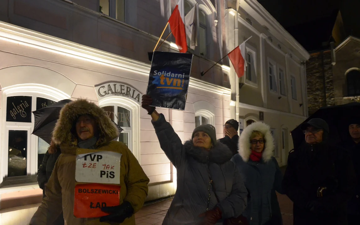 Wolni ludzie, wolna Polska, Wolne media! Protest na sanockim Rynku [ZDJĘCIA+WIDEO] - Zdjęcie główne