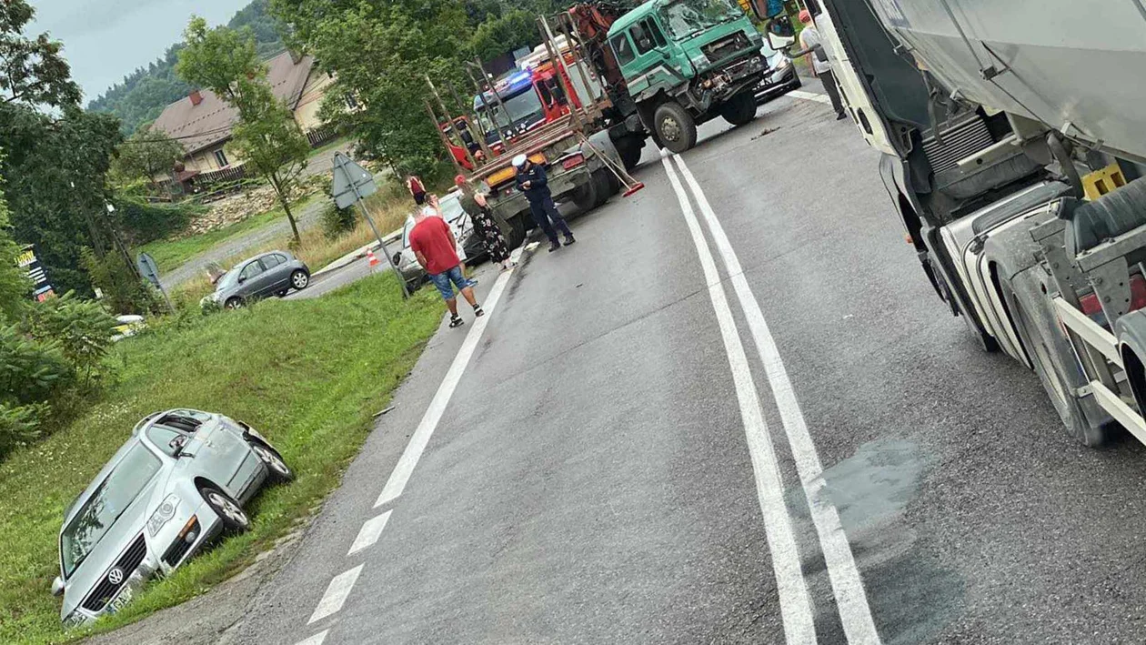 Zderzenie 4 pojazdów na drodze wojewódzkiej w Jurowcach - Zdjęcie główne