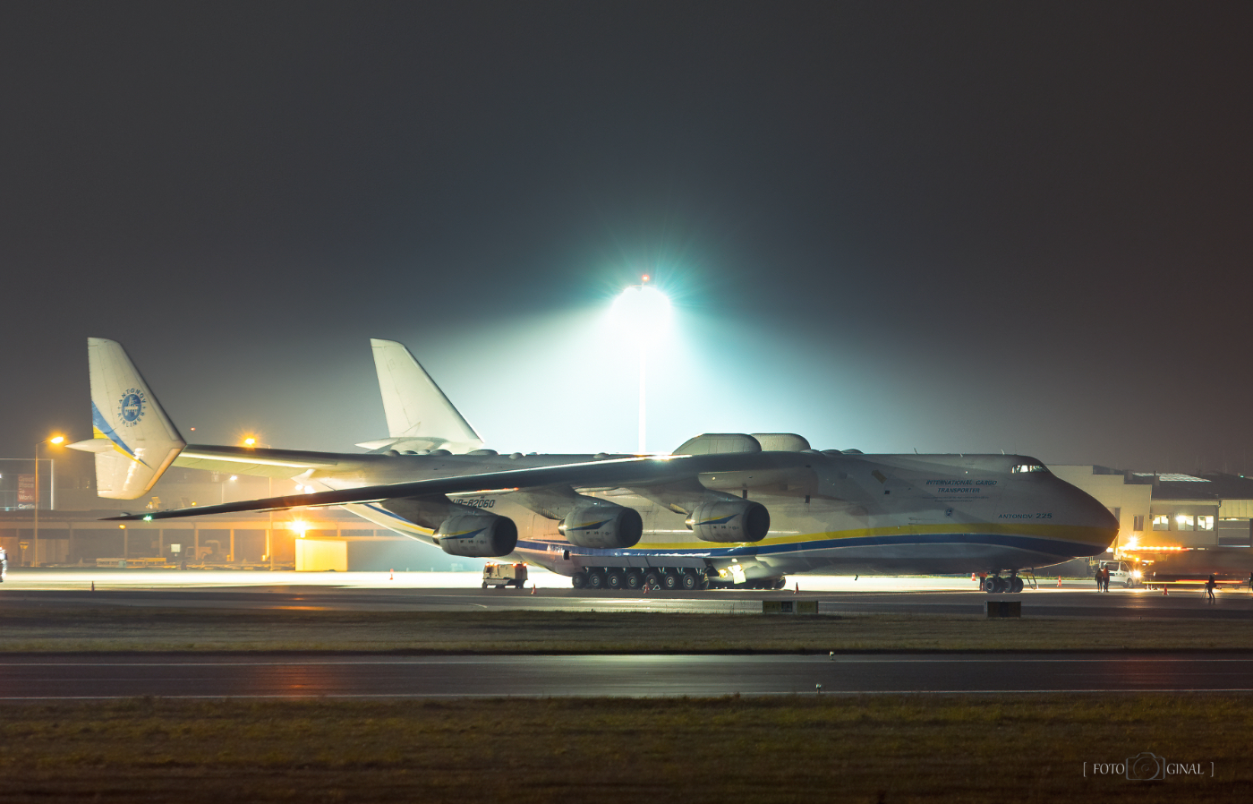 Moment lądowania i kołowania An-225 Mrija na lotnisku w Jasionce [WIDEO] - Zdjęcie główne