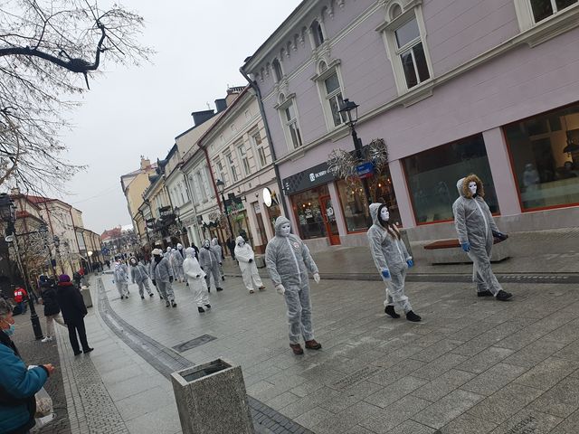 "Robią z nas niewolników systemu". Marsz przeciwników reżimu sanitarnego na ulicach Rzeszowa - Zdjęcie główne